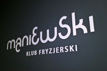 Szyld Maniewski klub fryzjerski